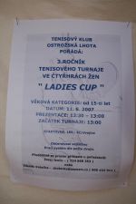 A toto je pozvánka na turnaj v ženské čtyřhře. Začíná v sobotu 1